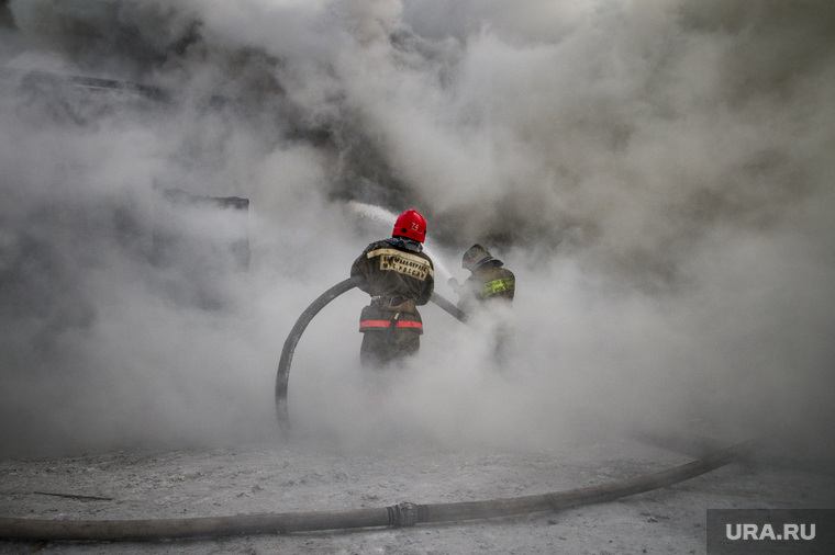 Пожар на улице Карьерной, 30. Екатеринбург, мчс, дым, огонь, пожарный рукав