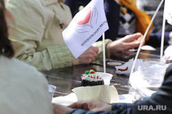 Демонстрация Челябинск, пенсионеры, кулич