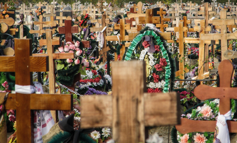 В Екатеринбурге кладбища стали площадкой для скандалов и акций протеста