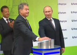 Владимир Путин и президент Финляндии Саули Ниинисте запускают в работу Няганскую ГРЭС