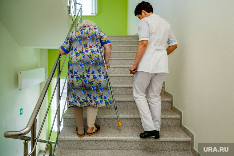 Уральский клинический лечебно-реабилитационный центр. Нижний Тагил, старики, старость, медбрат, социальная помощь, пожилая
