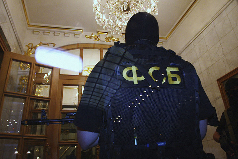Сотрудники ФСБ блокировали полицейских в актовом зале