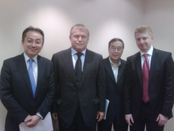 Федор Хорошилов (второй слева) сам проводил переговоры в Китае с местной фирмой. Но продажу сорвал ВТБ, говорит источник