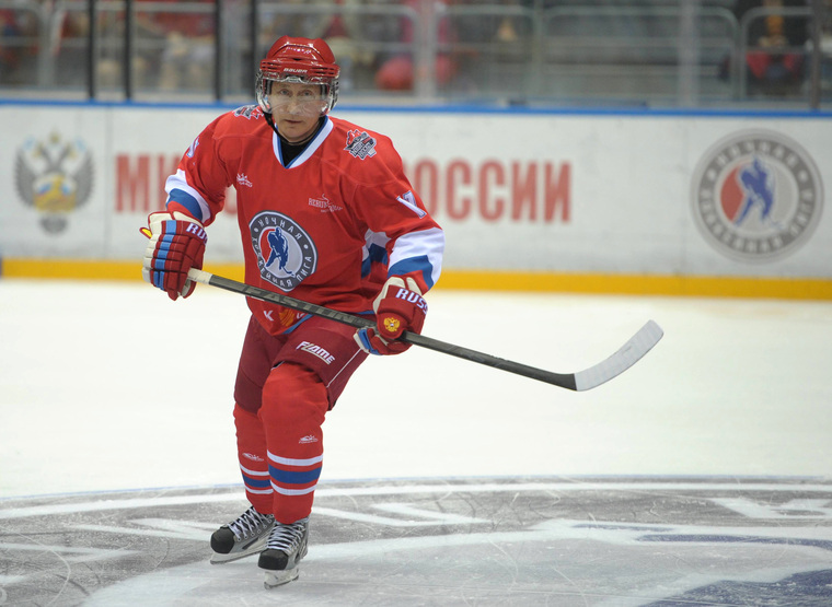 Для популяризации хоккея в 2011 году Владимир Путин создал Ночную хоккейную лигу, в играх которой принимает участие каждый год
