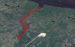 Петляя по лесу, Васюганка впадает в Обь. Красным отмечен маршрут от точки сброса до Оби.