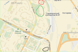 Зеленым цветом на карте обозначен дом №60 по улице Юрша. Красным выделена гимназия, а черным — школа, в которую вынуждены ходить дети
