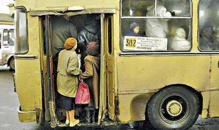 Екатеринбург может вернуться в начало 90-х. Гражданам придется гроздьями свисать из автобусов