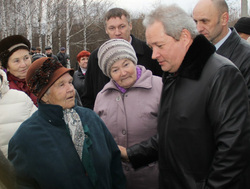 За четыре года со дня встречи с Виктором Басаргиным (справа) жители Усть-Качки неоднократно оказывались на грани масштабного протеста