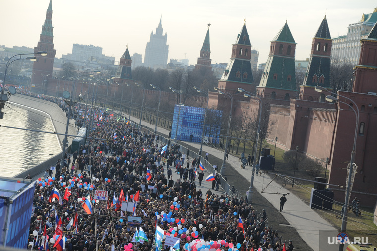 Митинг-концерт к годовщине присоединения Крыма. Москва, кремлевская набережная, шествие, толпа