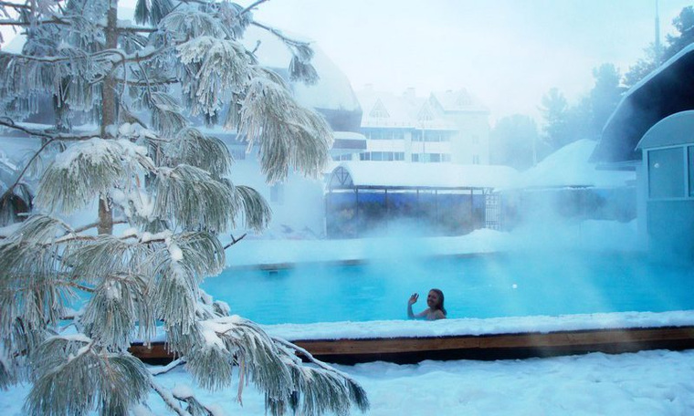 Ханты-Мансийск, где трещат 50-градусные морозы, приглашает туристов окунуться в горячий бассейн под открытым небом