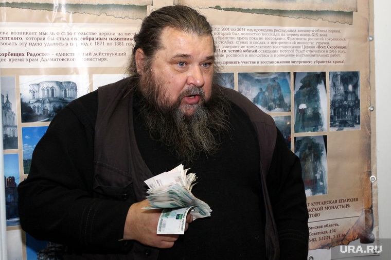 Православная выставкаКурган, монах с деньгами