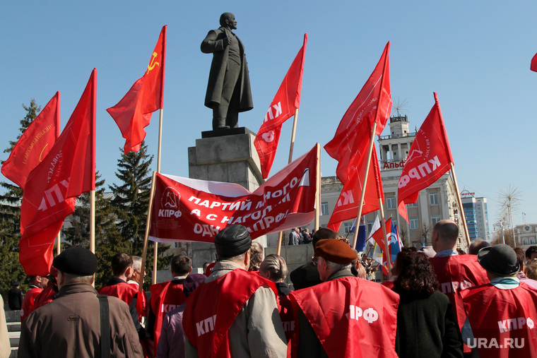 1 маяКурган, памятник ленину, флаги, 1мая, кпрф, митинг