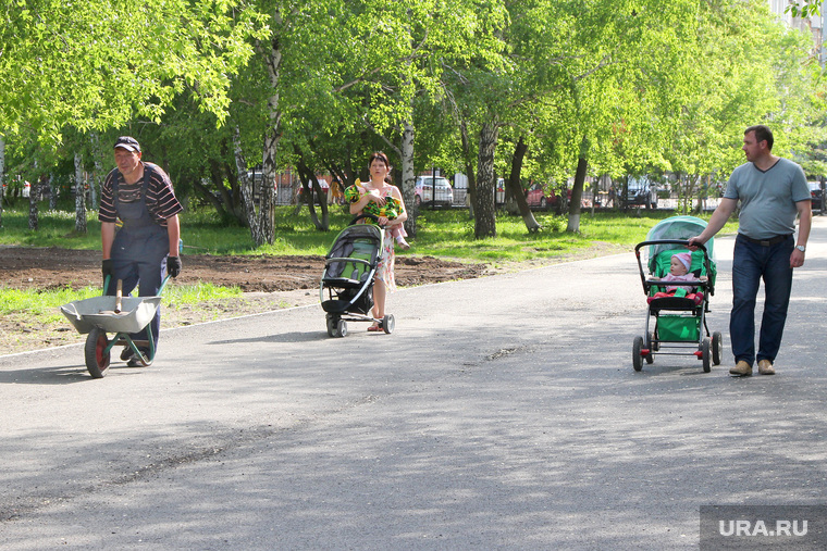 Городской садКурган, городской сад, коляски с детьми