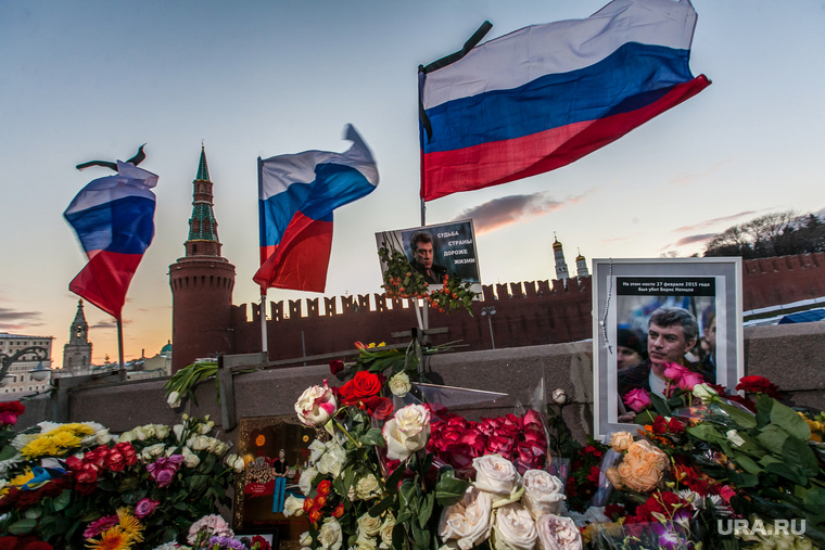 Марш Немцова. Москва, плакаты, траур, немцов мост, мемориал, цветы, кремлевская стена