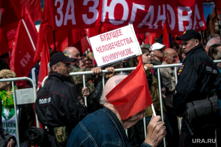 Первомай в Москве. Москва, красный флаг, старик, митинг кпрф, первое мая, пожилой мужчина, будущее человечества коммунизм, старый коммунист