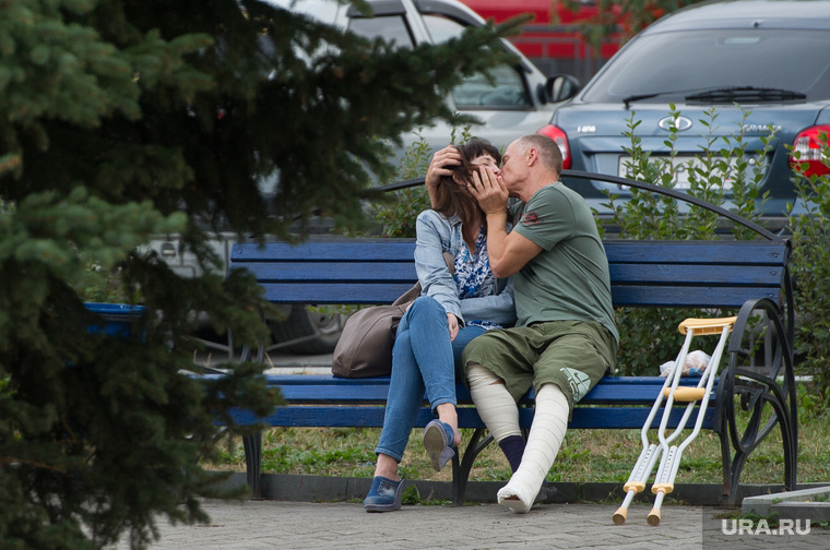 Заседание штаба общественной поддержки ЕР. Екатеринбург, инвалид, костыли, поцелуй, скамейка, любовь, романтика, сломанная нога