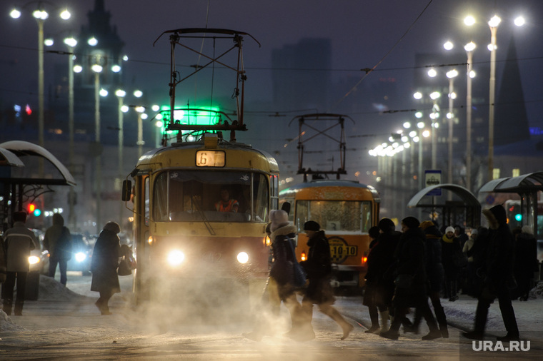 Екатеринбург в морозные дни, остановка, холод, зима, общественный транспорт, вечер, трамвай