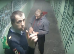 Кадр из видеоролика «Пыть-Ях»: Полицейский показывает задержанному, что все фиксируется на видео