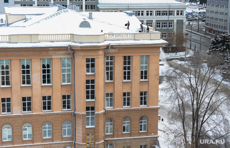 Чистка снега с крыши Челябинской областной универсальной научной библиотеки. Челябинск, крыша, библиотека, уборка снега, сугробы, зима, люди