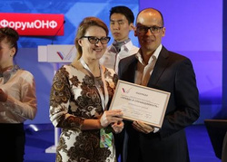 Юлия Литвиненко (слева) на награждении премией ОНФ «Правда и справедливость». Юлия — известный уральский журналист, в профессии — более 20 лет