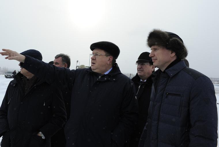 Бывшему московскому министру Максиму Решетникову (справа) показали, как живут люди на севере Прикамья