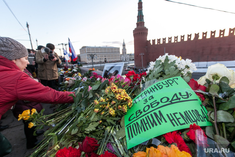 Марш Немцова. Москва, плакаты, траур, немцов мост, кремлевская стена, цветы