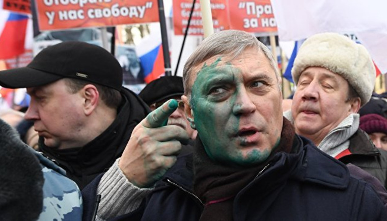 Михаила Касьянова облили зеленкой на "марше Немцова"