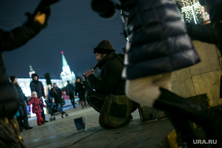 Предновогодняя Москва. Иллюминация. Москва, попрошайка, нищий, уличный музыкант, скоморох, манежная площадь, кремль, новый год, вечерняя москва, дудочка, поберушка