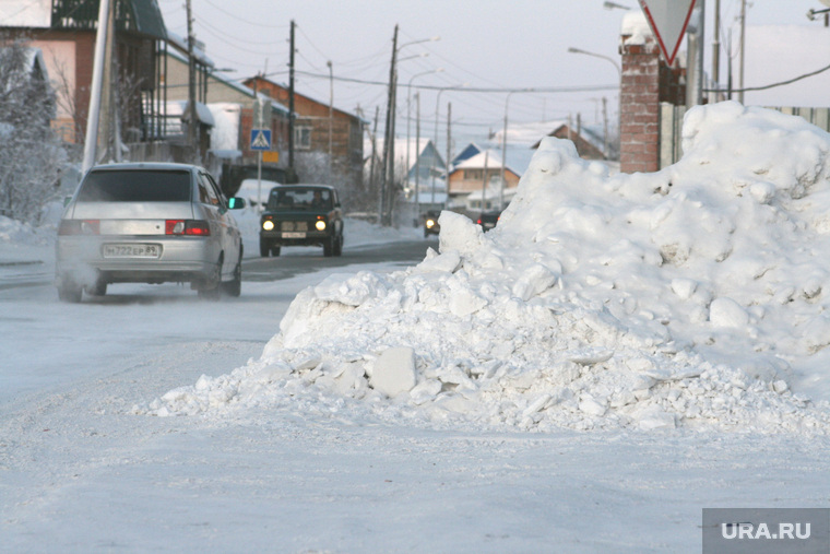 Снег в городе, Салехард, сугроб на дороге