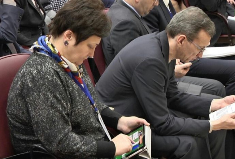 Любовь Ковешникова прославилась игрой в мобильные приложения во время публичной работы губернатора