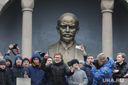 Несанкционированный митинг против коррупции собрал около трех тысяч человек. Челябинск, ленин владимир, алое поле ленин, митинг, митинг