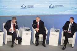 Четыре года назад лидеры тех же государств, России, Финляндии и Исландии, участвовали в форуме в Салехарде