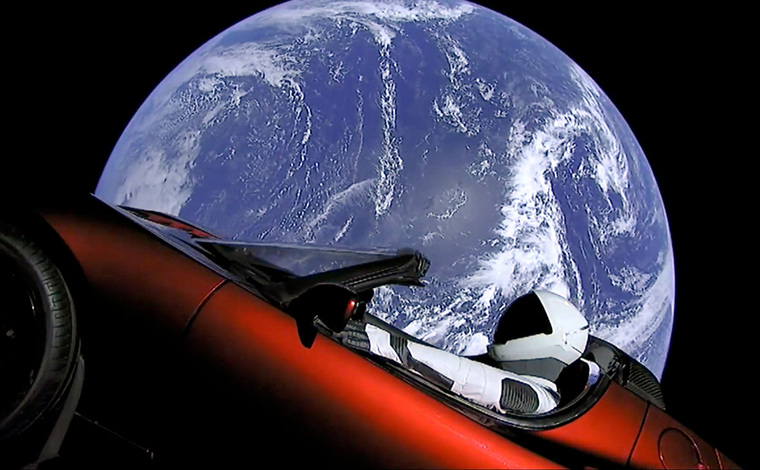 Кадры запуска в космос автомобиля Tesla Roadster выглядят киношными. Но они — настоящие