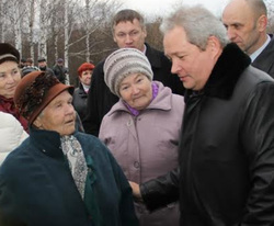 2012 год: новый губернатор Виктор Басаргин в Усть-Качке обещает жителям, что решит их проблему