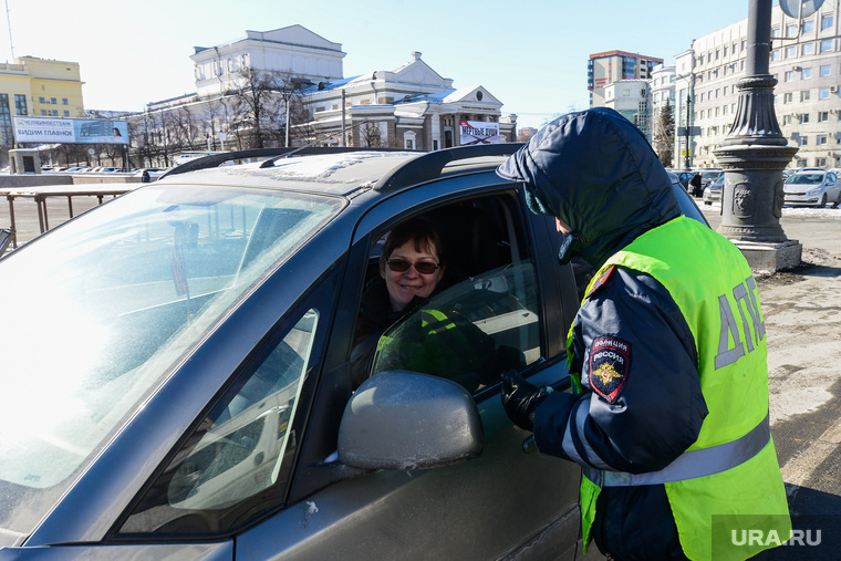 Акция ГИБДД по раздаче пиццы женщинам-водителям к 8 марта. Челябинск, гибдд, женщина-водитель, инспектор