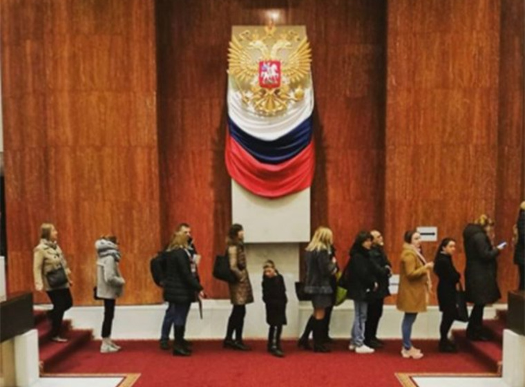 Многометровая очередь из голосующих была вчера в российском посольстве во Франции