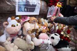 Горожане несут цветы к мемориалу памяти погибших в ТЦ "Зимняя вишня" в городе Кемерово. Екатеринбург