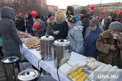 Митинг за сохранение прямых выборов мэра Екатеринбурга, стол накрыт, массовое мероприятие, чаепитие