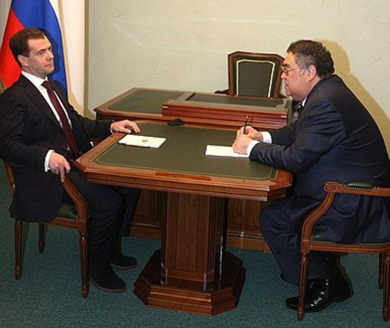 В 2010 году при президенте Дмитрии Медведеве (слева) Тулеев (справа) смог пережить кампанию по ротации губернаторов-долгожителей