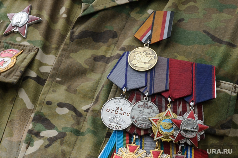 Возложение цветов к мемориалу Чёрный тюльпан в День воздушно-десантных войск. Екатеринбург, солдат, орден, ветеран, награды, медали, медаль за отвагу, военный, медаль за операцию в сирии