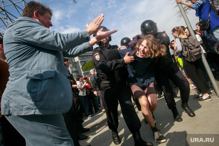 Несанкционированный митинг "Он нам не царь" на Пушкинской площади. Москва, аплодисменты, протестующие, митинг, винтилово, полицейские, задержание, омон