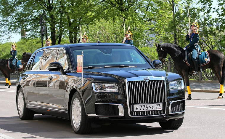 На инаугурацию Владимир Путин прибыл на новом лимузине отечественной разработки