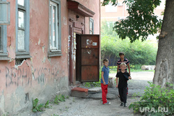 Аварийный дом улица Кирова 71Курган, аварийное жилье, дети у подъезда