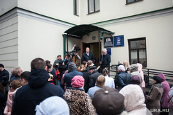 Критики организации праймериз «ЕР» у входа в здание свердловский исполком партии (15 мая)