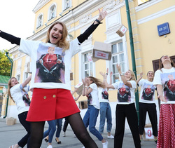 Супермодель Наталья Водянова с портретом мэра Москвы на груди