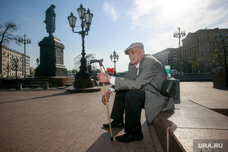 Несанкционированный митинг "Он нам не царь" на Пушкинской площади. Москва, пенсионер, памятник пушкину, пушкинская площадь, город москва, пожилой мужчина, старик