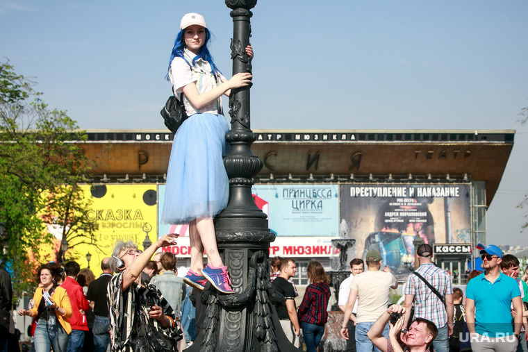Несанкционированный митинг "Он нам не царь" на Пушкинской площади. Москва, кинотеатр россия, девушка на столбе