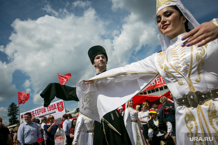 XVI (внеочередной) съезд КПРФ, пос. Снегири. Москва, народные танцы, национальная одежда, кавказ, лезгинка, съезд кпрф, национальные костюмы, осетия, коммунисты, танцы