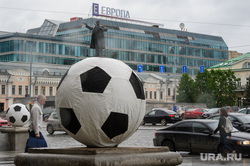 Футбольные мячи у администрации Екатеринбурга, памятник ленину, тц европа, чм2018, площадь1905 года, футбольный мяч, город екатеринбург