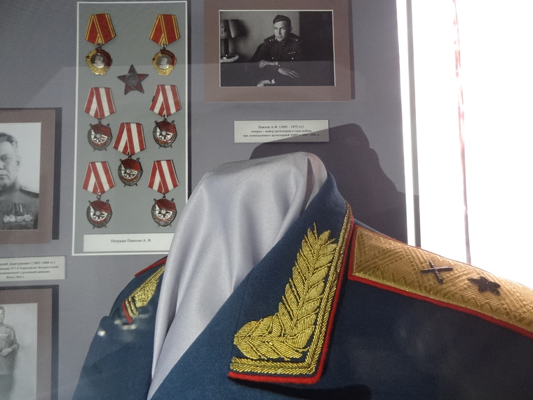 Мундир и награды генерала Павлова: он был награжден двумя орденами Ленина и пятью — Красного знамени.